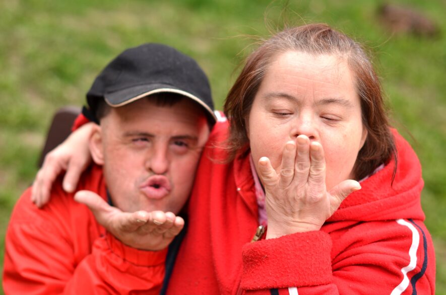 young-couple-blowing-kisses-885x586.jpg